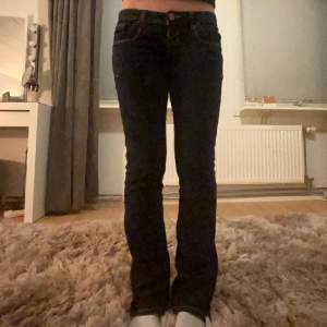 Lågmidjade ltb jeans i superbra skick. Midjemått: 72 cm. Innerbenslängd: 74 cm.