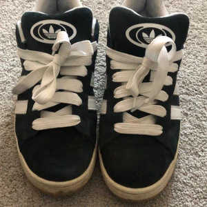 Addidas campus svarta  - Populära addidas campus i strk 44 1/2. Jätte bra skick använd några gånger. Pris går att diskuteras vid snabb affär!