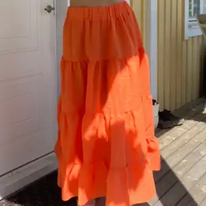 Orange långkjol i storlek S! Aldrig använd🙌🏼🙌🏼