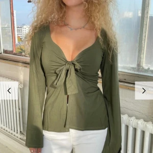 Design by si Topp - Säljer min Maddy top från design by wi. Nästan aldrig använd. Nypris är 400+frakt och säker nu för 250.