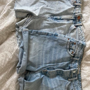 Två jeansshorts  - 40kr/styck eller båda för 80kr båda är ungefär storlek xs/s