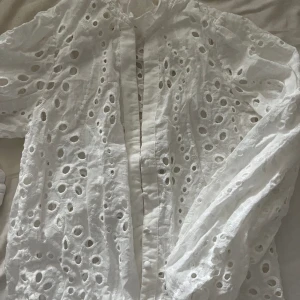 Broderad topp - Säljer denna söta hålbroderade topp då jag bara använt den 2 gånger🥰