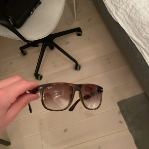 Reyban Boyfriend  Solglasögon  - Riktigt snygga reyban glasögon i modellen boyfriend, inte använda alls.  Skriv vid frågor och funderingar🌟
