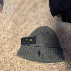 Ralph lauren mössa - | 10/10 skick aldrig använt, inga defekter eller liknande | nypris 500kr | mitt pris 250 | Jag är öppen för frågor så det är bara att fråga! 😁