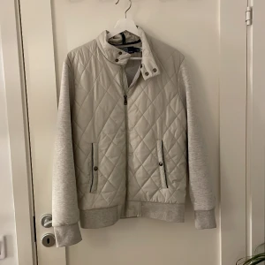 Ralph lauren cardigan - Säljer Ralph lauren cardigan pga för liten. Köpte förra året och är i princip oanvänd. Köpt på johnells och är som jag hittar omöjlig att få tag på ny. (nypris 2500kr) Storlek small men passar även medium. Pris kan diskuteras 