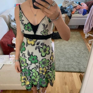 Klänning - Säljer denna fina klänningen pga att den inte kommer till användning. Fint skick, någon mindre fläck som man itne lägger märke till. Perfekt till sommaren🥰 