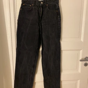 Medelhög midja! Jeans! - Aldrig använda!