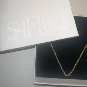 Säljer nu ett helt nytt 18k guldpläterat halsband då jag köpt ett annat som passade mig bättre. Halsbandet är från Safira. 