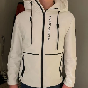 Moose knuckels jacka  - Hej säljer nu min moose knuckels jacka eftersom den inte används längre. Jätte snygg jacka som är köpt i år nypris är på ca 5000 kr. Finns dock några små prickar på ryggen, som ej syns om man inte tänker på det. Går säkert bort men har inte lagt någon tid