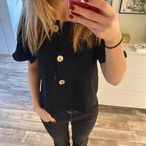 Zara topp - Topp från zara med knappar!! Storlek M men passar mig som vanligtvis har storlek S 🥰🥳