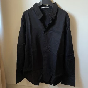 A Day’s March skjorta  - Skjorta från A Day’s March.  Storlek: 38 Material: 100% Tencel Skick: Fint skick, behöver strykas.