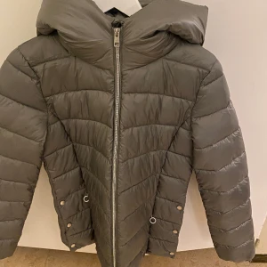 Grå vinterjacka  - Säljer min nya vinterjacka från esprit. Mycket fint skick då den endast är använd en gång. Är tyvärr för stor och säljer därför. Kom privat för mer bilder! 🩷