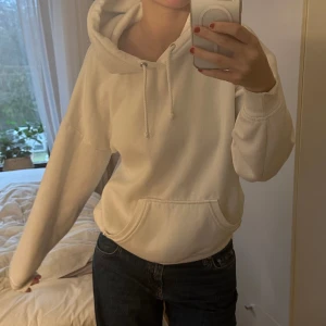 Vit hoodie - Säljer denna mysiga hoodie som endast är använd ett fåtal gånger 💕