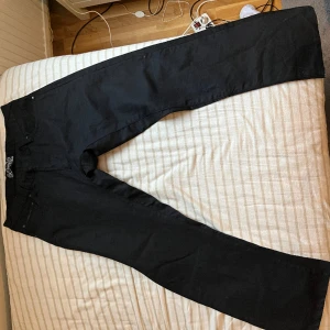 Wax jeans - Riktigt feta jeans från wax, custom brodering tags och lappar. Sitter baggy och bootcut passar på folk runt 175-190 förmodligen