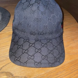 Gucci - keps - Jag har haft denna keps ett tag men är sugen på något nytt, den är storlek M (Medium). Skulle det vara så att du är intresserad av den så kontakta mig för fler bilder, info eller liknande:)