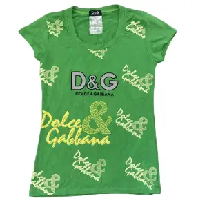 Dolce & Gabbana tröja. Tror inte den är äkta. 💕Använt men bra skick.