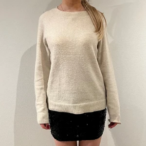 Stickad tröja - Stockad tröja i storlek M men passar xs-s⭐️ har en defekt på framsidan men syns ej 