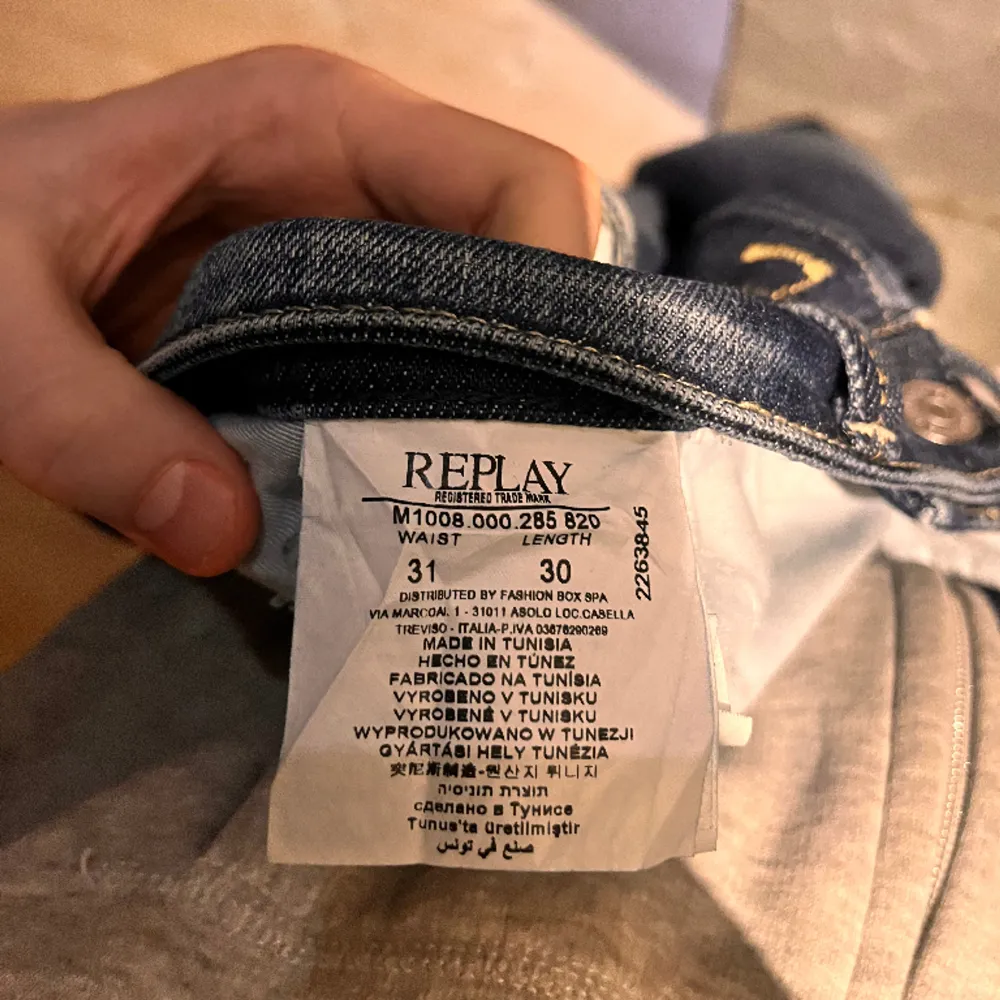 Hej, säljer mina replay jeans då jag inte använder dom Så mycket. Köpte för cirka 2 månader sedan men i helt nyskick. Köpta för 1699kr men säker för 499 då jag vill få sålt dom. Dom är true to size. För byte eller diskuterande av pris hör av er.. Jeans & Byxor.