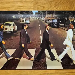 Plåttavla av det kända rockbandet The Beatles 
