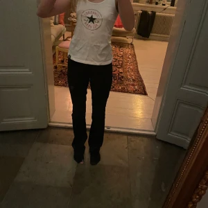 CONVERSE TOPP🫶🏻 - Skitsnyggg Converse topp🔥🫶🏻🙌 PASSA PÅ!! Finns tydligare bilder, SKRIV TILL MIG INNAN NI KÖPER🫶🏻 Var inte rädd att höra av dig!!💓