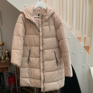 Vinterjacka lång - Lång jacka från only. Säljer pga att den är för liten. Storlek S