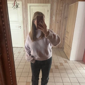 Lila stickad kofta  - Så fin stickad kofta från &other stories!! Nypris ca 400kr💓