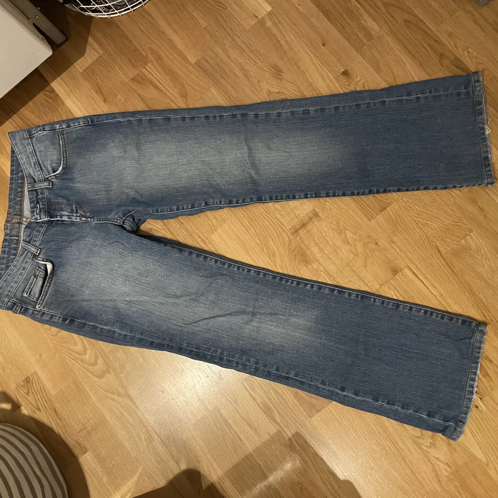 Jätte fina bootcut aktiga jeans. Med fina detaljer på fickorna. . Jeans & Byxor.