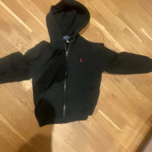 Zip hoodie ralph lauren  - Säljer min zip hoodie från ralph lauren. Den är för 14-16 åringar och är i ett fint skick. Den har inga hål eller fläckar. Dm för information kan sänka pris.