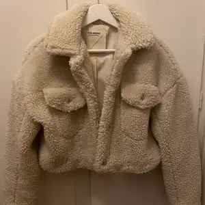 Jätte fin kroppad teddy jacka från pull & bear, nytt skick använd 1 gång.  