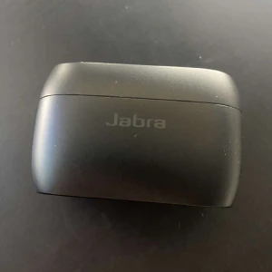 Jabra elite 4 active  - Nu säljer jag mina hörlurar då jag inte andvänder dem och dem bara ligger så jag tänkte se om nån vill ha dem, dem är andvända typ 3 gånger men har rengört dem grovt det är bara lite dam på dem nu men de försvinner, 