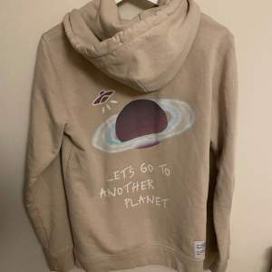 Hoodie från Broken Planet Market. Säljer då den är för liten, finns inga defekter på tröjan💥 Skriv för mer bilder🙌