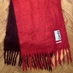 Ombré mohair halsduk från GANNI - Halsduk med ombre-effekt från GANNI. Mohair blandning, hand färgad. Made in Italy. Skick 10/10.