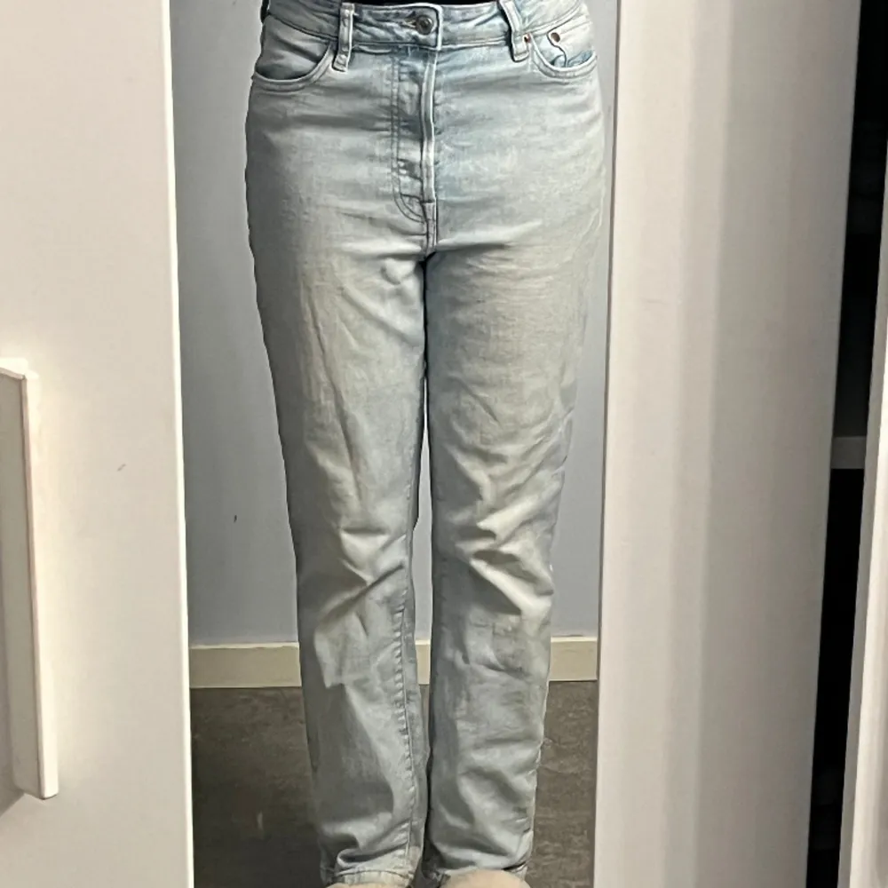 Ett par ljusa jeans. Har inte använt den på länge. Jätte lätt o styla 💞. Jeans & Byxor.