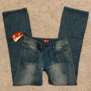 Lågmidjade vida jeans  - Snyggaste lågmidajde vintage jeansen med tagsen kvar!🙏🏼💘 Innebenslängd 82 cm, midjemått rakt över 37 cm och benbredd 22 cm. Säljer då de är för långa.