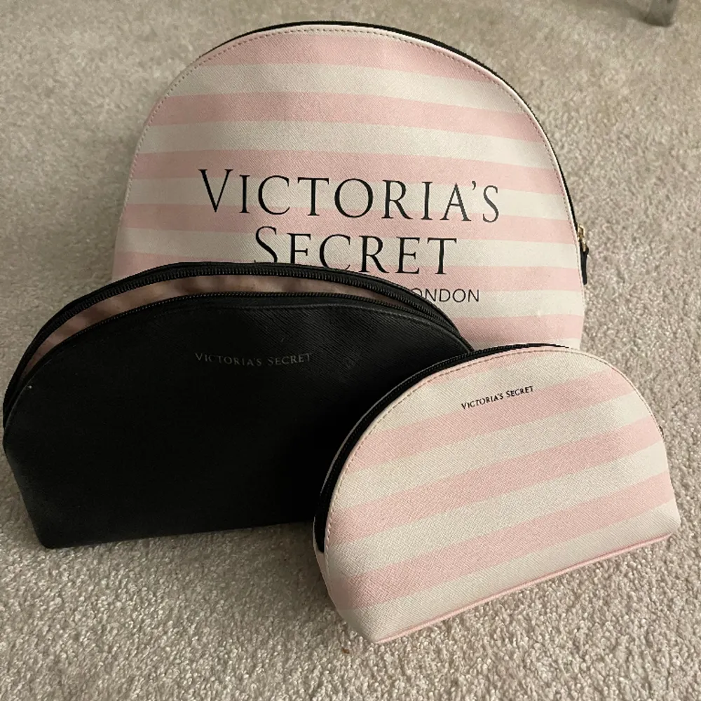 Säljer mina två (den minsta är såld) Victoria’s secret neccesärer då de inte kommer till användning längre💕 Tre olika storlekar varav mittenstorleken (den svarta) är mest använd! De två rosa är nästan oanvända. Väskor.