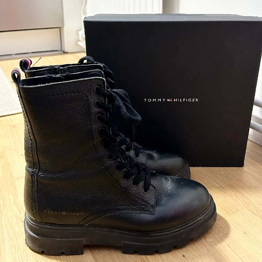 Mid boots with zip-up. Shaft height 18cm, sole height 5.5 cm. 100% leather. Använda endast ett par gånger då storleken inte passar.. Skor.