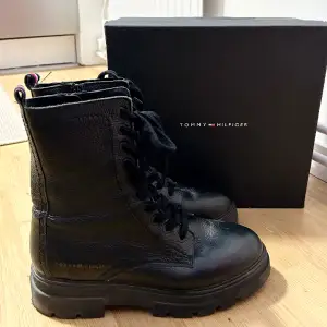 Mid boots with zip-up. Shaft height 18cm, sole height 5.5 cm. 100% leather. Använda endast ett par gånger då storleken inte passar.