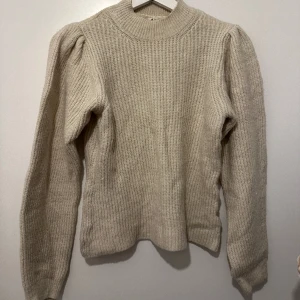 Beige stickad tröja från Nelly  - Säljer denna från Nelly som jag använt nån gång och som inte har några defekter eller nånting! 💗