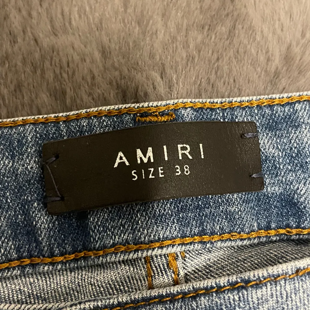 Säljer ett par amiri jeans. Inte använda alls mycket. Priset kan diskuteras vid snabb affär.. Jeans & Byxor.