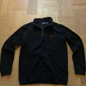 Ralph Lauren halt zip - För fet Ralph Lauren halt zip. Storleken är M och jag är 181 cm. Passar för bra med gråa eller blå jeans. Den är helt oanvänd, skicket 10/10. Skriv för frågor eller funderingar💙