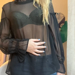 Genomskinlig topp - Använder aldrig längre och därför säljer jag😍 man kan ha linne, BH eller något liknande under 