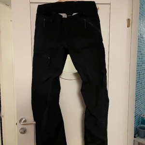Peak Perfromance Skidbyxkr - Säljer ett par svarta Peak byxor i 3L membran, felfritt med limmade sömmar, vatten ocv vintät, några hål vid benslutet, men inget som påverkar byxan!  Bara att skriva om fler biler eller annat önskas så löser jag!
