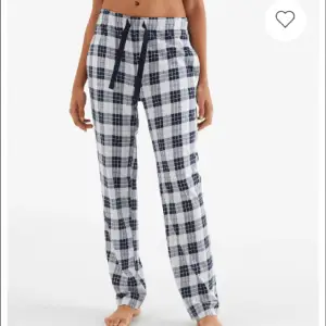 Säljer dessa populära rutiga pyjamasbyxorna från Kappahl 💙 köpte dem i september men har inte använt dem så mycket så dem är i bra skick 💙💙 hör av er vid frågor! 