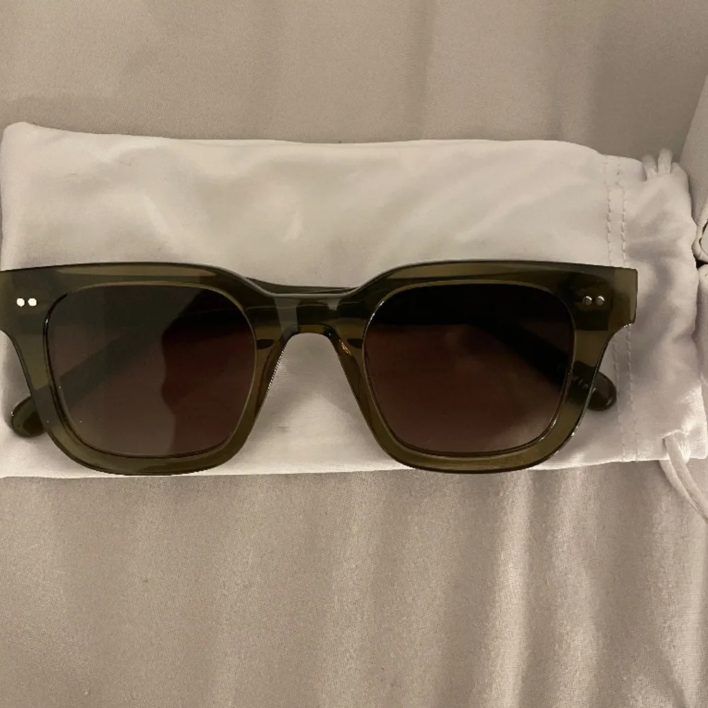 Super snygga chimi solglasögon perfekta till både skidresor och sommaren! Färgen Green i modell 04. Köpta för 1250kr förra sommaren men de är nästan oanvända eftersom att jag inte kände att jag passade i dom och därför säljer jag nu dom!💓💓. Accessoarer.