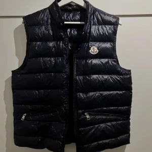 Moncler väst - Mörkblå moncler väst, passar s/m. Knappt använd