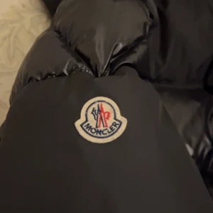 Moncler äkta jacka limiter edition - Moncler jacka limited edition köpt i Milano Äkta!! Köpet görs vid Moncler butik i Sthlm för kontroll att den är äkta,   Denna jacka finns inte till salu någonstans och är unik med vit ull invändigt vid luvan,  Väldigt fräsch och i nyskick ny pris 24000kr