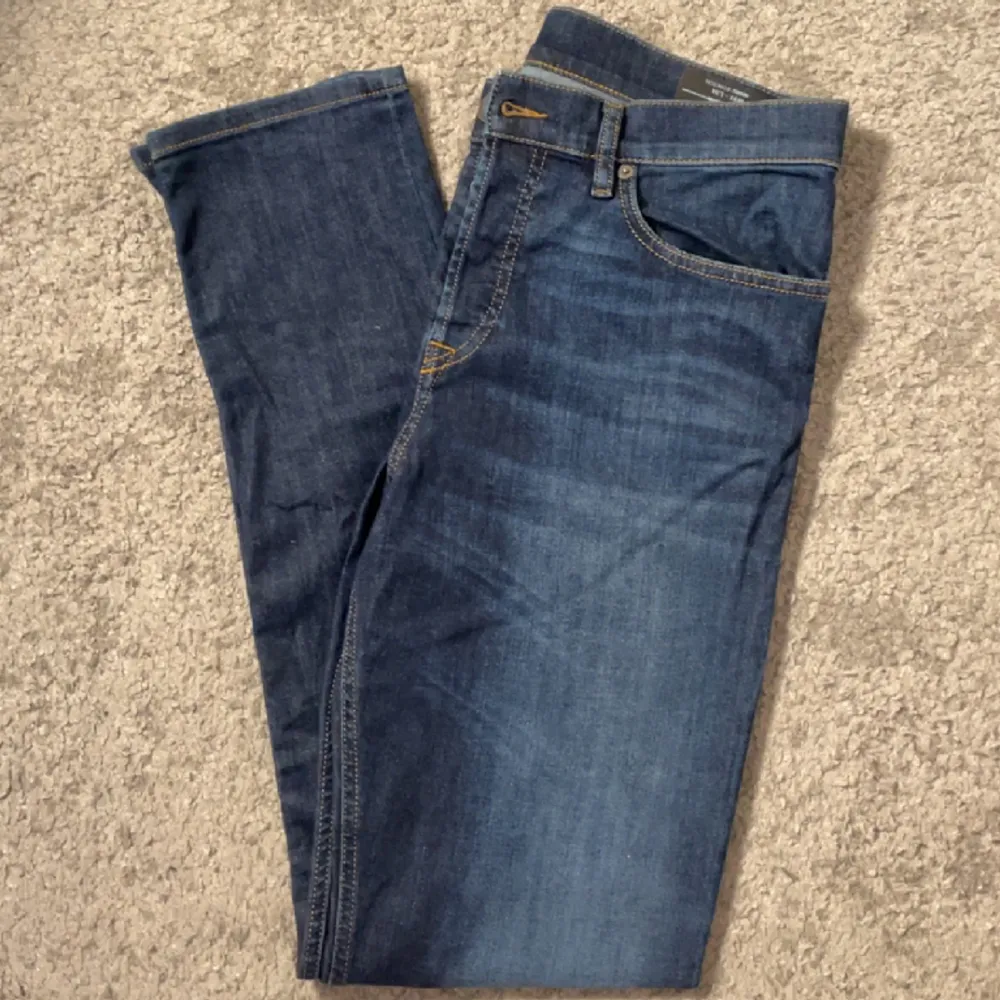 Tja! Vi säljer ett par Diesle jeans i modellen ”D-FINNING” som är en slim fit modell. Endast jeansen medföljer. Skick: 9,5/10. Nypris: 1600kr. Vårt pris: 299kr. Frakt sker via Postnord. Vi finns i DM vid frågor och funderingar. Mvh Norén&Ericsson!. Jeans & Byxor.