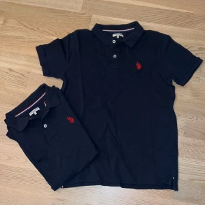 Marinblå piké Polo - 2 st marinblå piké i storlek 14-15, U.S. Polo Assn.