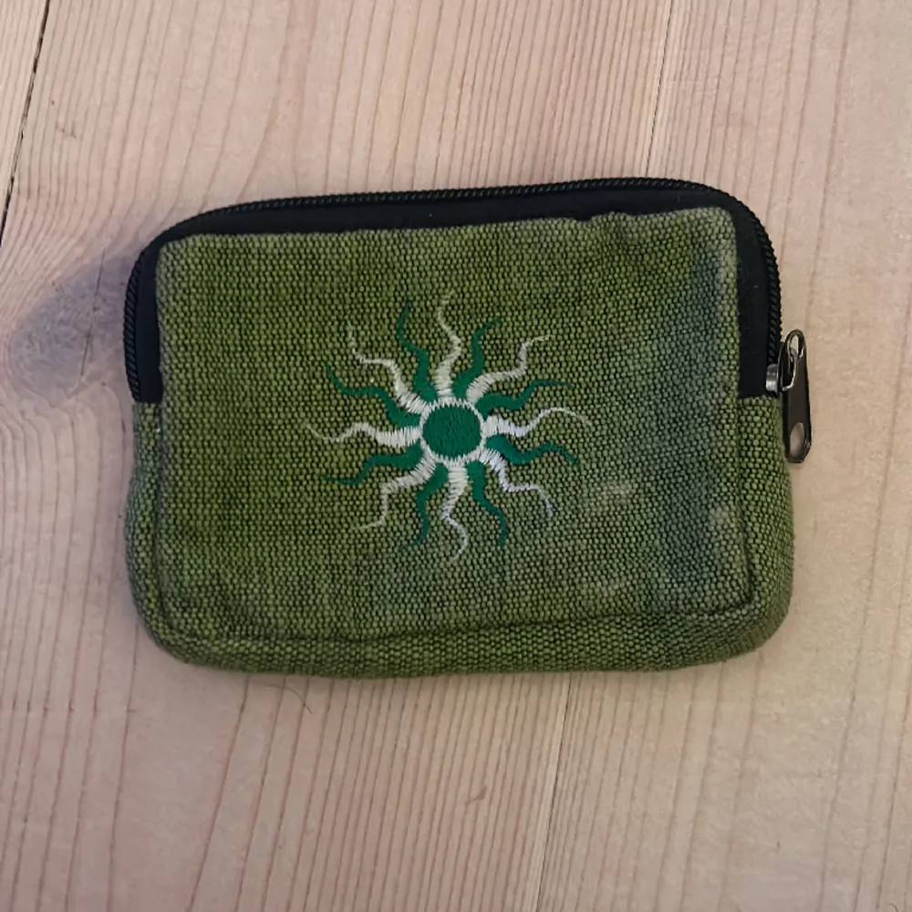 En fin söt plånbok som är handgjord . Accessoarer.