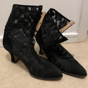 Italienska svarta klackar - Jätte snygga vintage italienska svarta klackar. Bra skick men det är synligt att de är använda på sulan. Används ej för de är för små. 